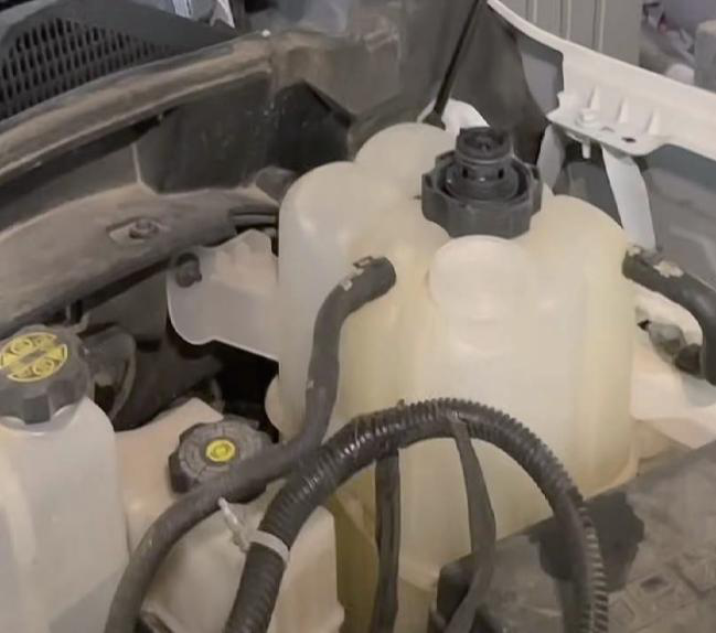 2022+ coolant overflow tank connection